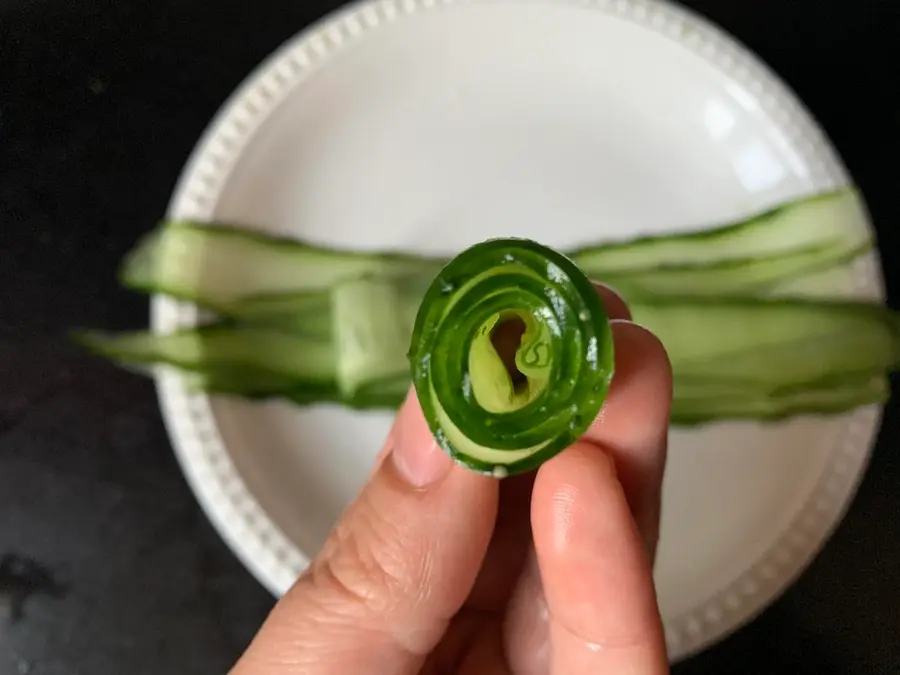 Three-minute Kuaishou New Year's vegetable cucumber mixed with preserved eggs step 0