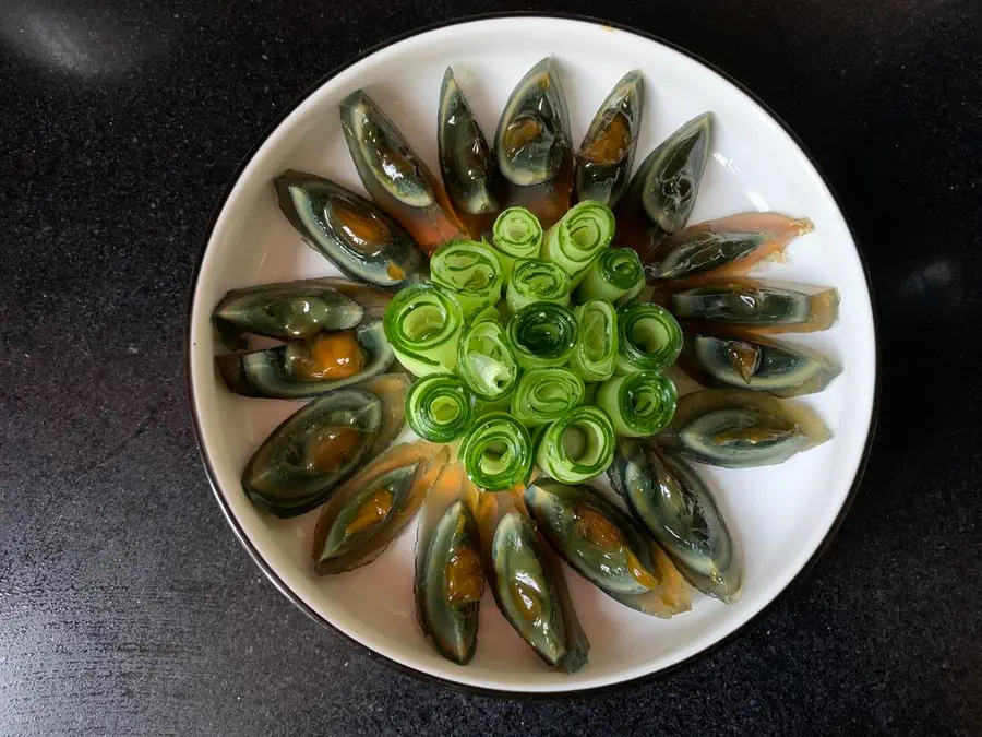 Three-minute Kuaishou New Year's vegetable cucumber mixed with preserved eggs step 0