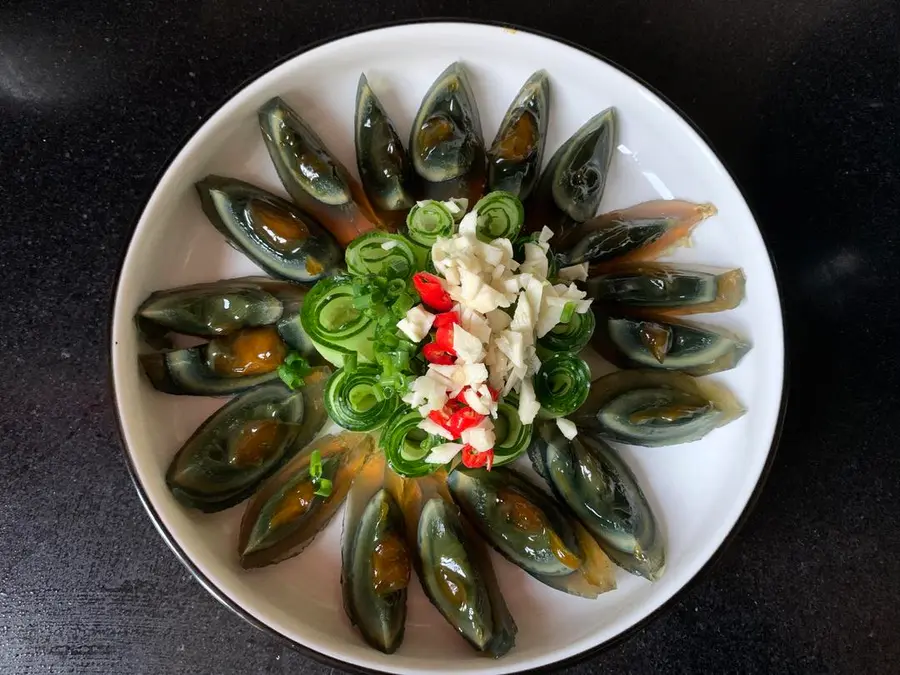 Three-minute Kuaishou New Year's vegetable cucumber mixed with preserved eggs step 0