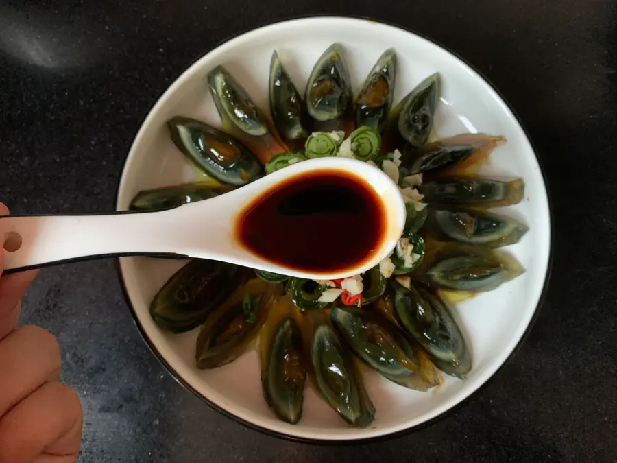 Three-minute Kuaishou New Year's vegetable cucumber mixed with preserved eggs step 0