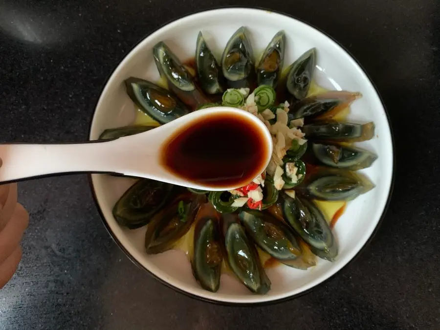 Three-minute Kuaishou New Year's vegetable cucumber mixed with preserved eggs step 0