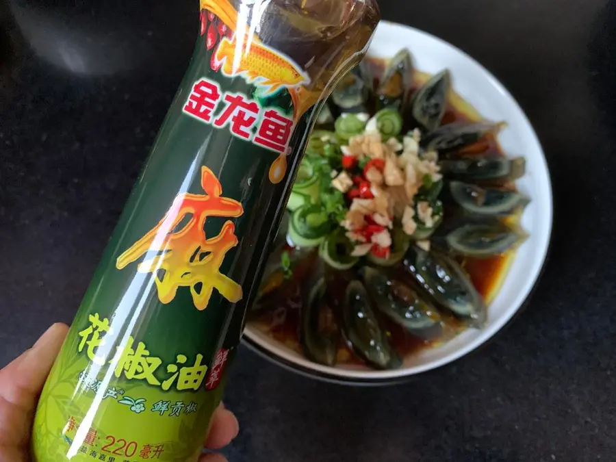 Three-minute Kuaishou New Year's vegetable cucumber mixed with preserved eggs step 0