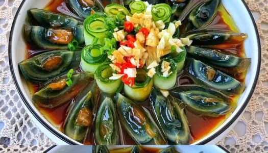 Three-minute Kuaishou New Year's vegetable cucumber mixed with preserved eggs