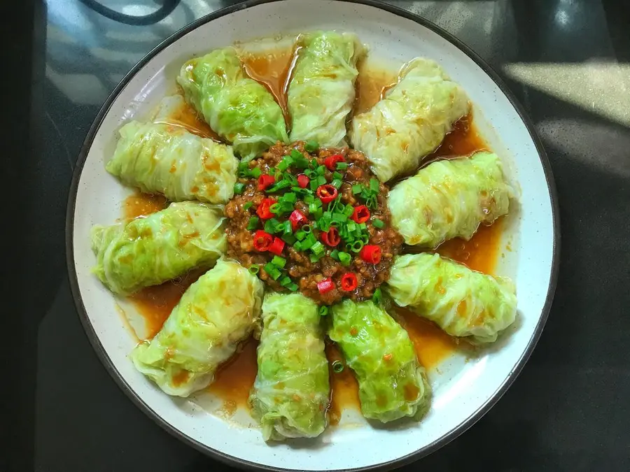 Gather all kinds of money! Chinese New Year's Eve rice auspicious cabbage meat rolls step 0