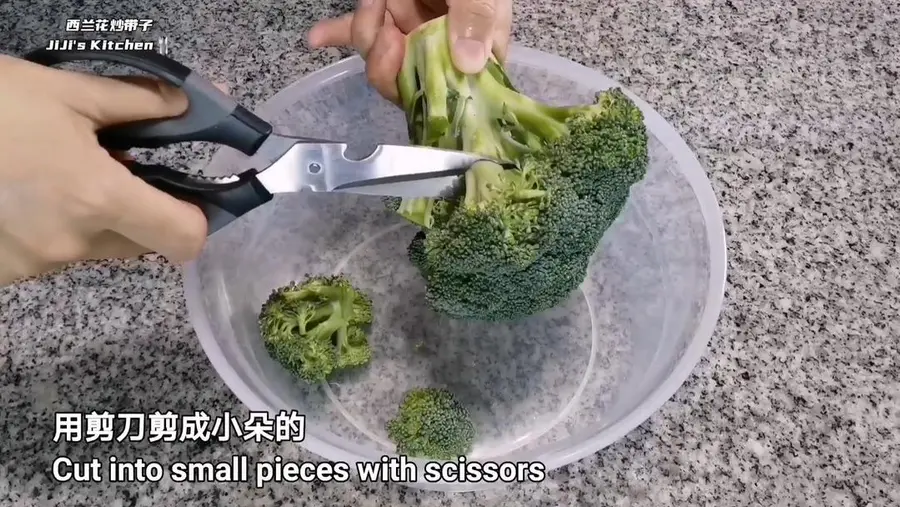 Chinese New Year's Eve Dinner Menu - Fried scallops with garlic and broccoli, high appearance, good taste and full nutrition score step 0