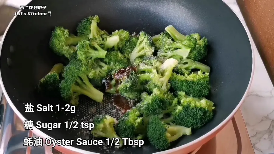 Chinese New Year's Eve Dinner Menu - Fried scallops with garlic and broccoli, high appearance, good taste and full nutrition score step 0