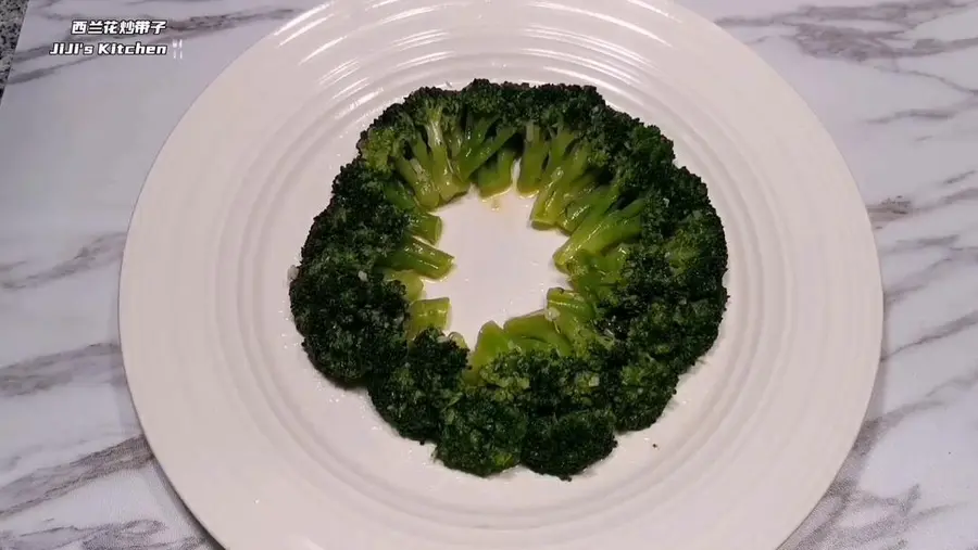 Chinese New Year's Eve Dinner Menu - Fried scallops with garlic and broccoli, high appearance, good taste and full nutrition score step 0