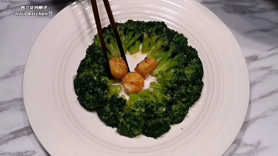 Chinese New Year's Eve Dinner Menu - Fried scallops with garlic and broccoli, high appearance, good taste and full nutrition score step 0