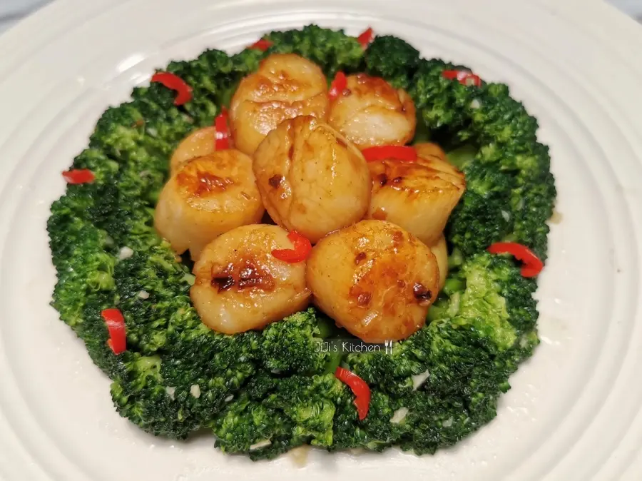 Chinese New Year's Eve Dinner Menu - Fried scallops with garlic and broccoli, high appearance, good taste and full nutrition score step 0