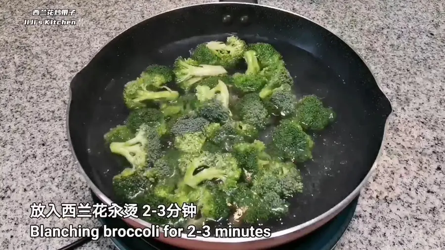 Chinese New Year's Eve Dinner Menu - Fried scallops with garlic and broccoli, high appearance, good taste and full nutrition score step 0