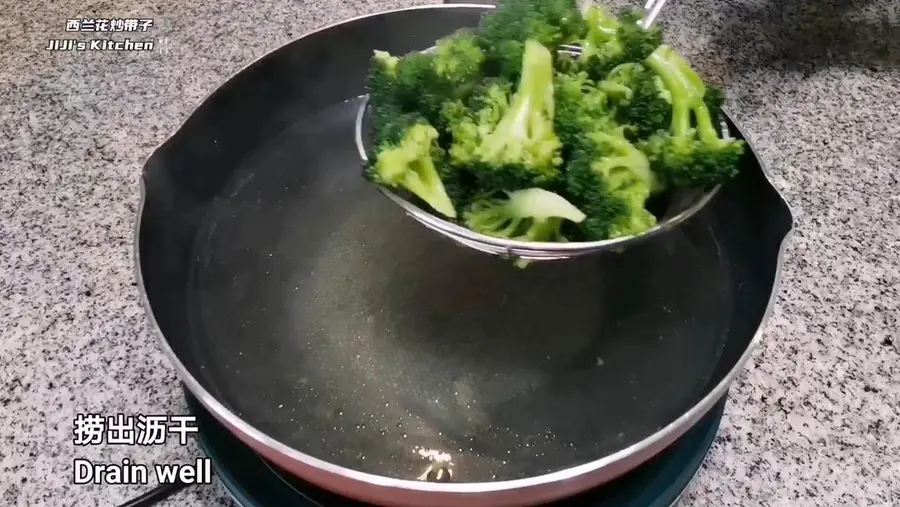 Chinese New Year's Eve Dinner Menu - Fried scallops with garlic and broccoli, high appearance, good taste and full nutrition score step 0