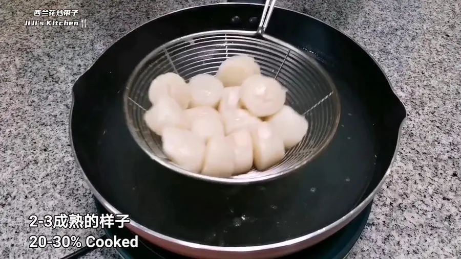 Chinese New Year's Eve Dinner Menu - Fried scallops with garlic and broccoli, high appearance, good taste and full nutrition score step 0