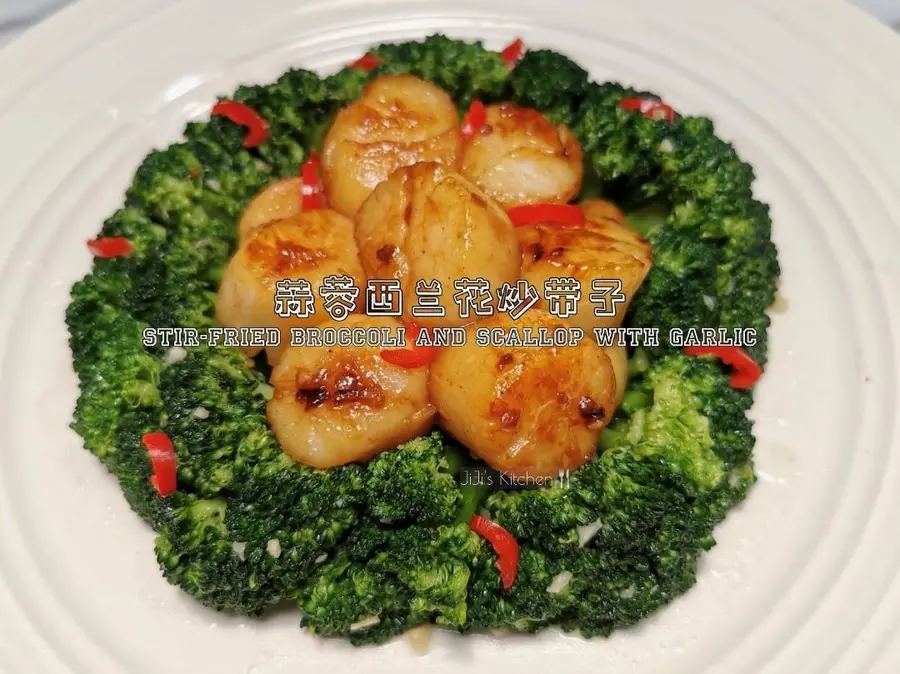 Chinese New Year's Eve Dinner Menu - Fried scallops with garlic and broccoli, high appearance, good taste and full nutrition score