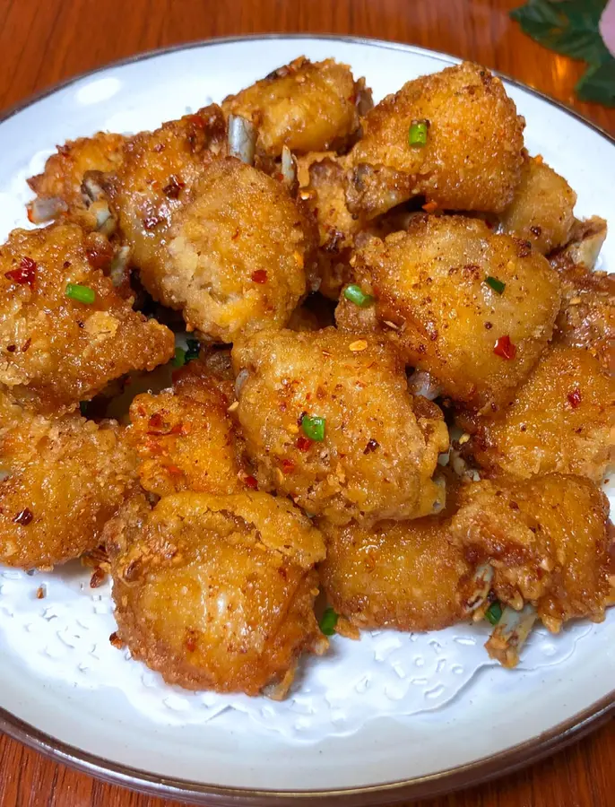  The spicy crispy chicken wings on the disc on the Chinese New Year's Eve dinner table are too fragrant step 0