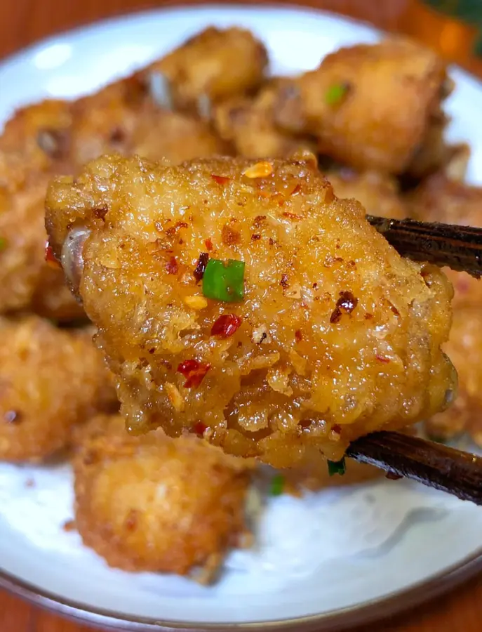  The spicy crispy chicken wings on the disc on the Chinese New Year's Eve dinner table are too fragrant step 0