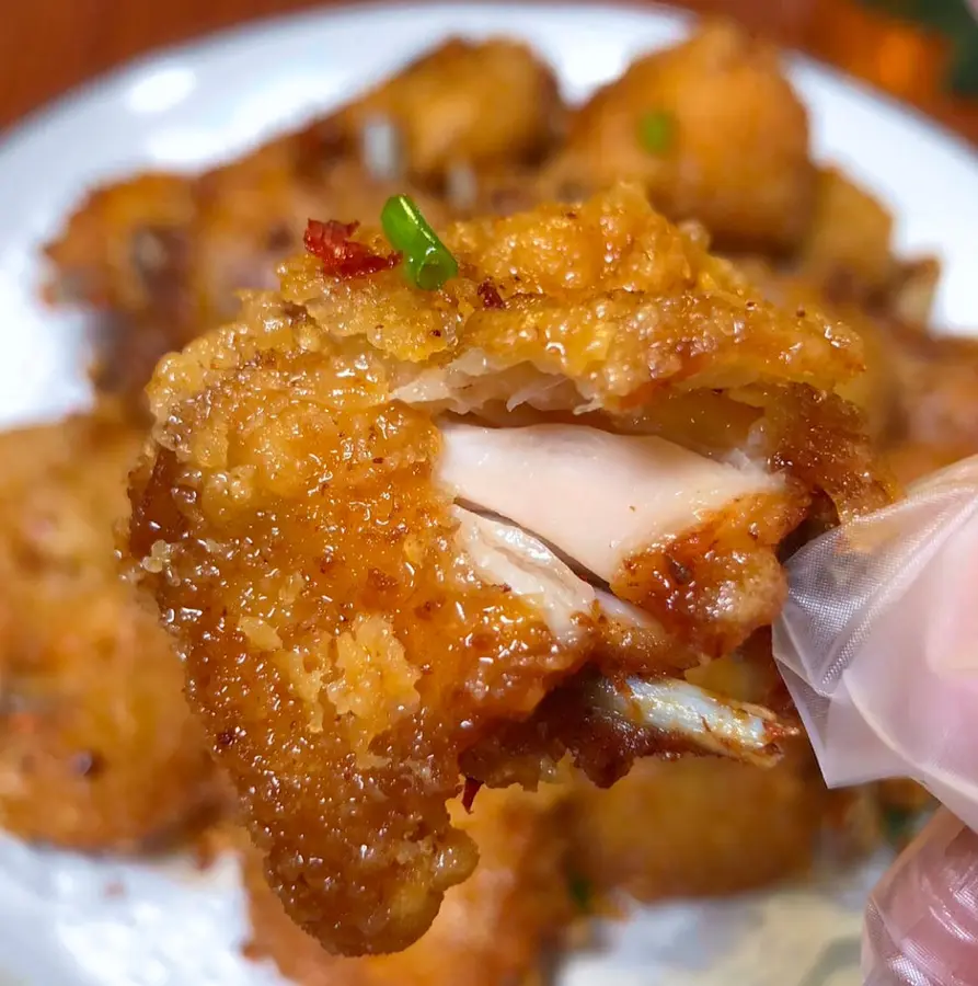  The spicy crispy chicken wings on the disc on the Chinese New Year's Eve dinner table are too fragrant step 0