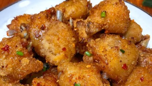  The spicy crispy chicken wings on the disc on the Chinese New Year's Eve dinner table are too fragrant