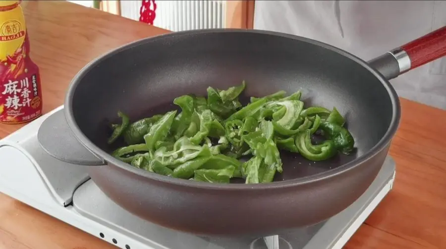 Kuaishou New Year's dish|Stir-fried meat with chili  step 0