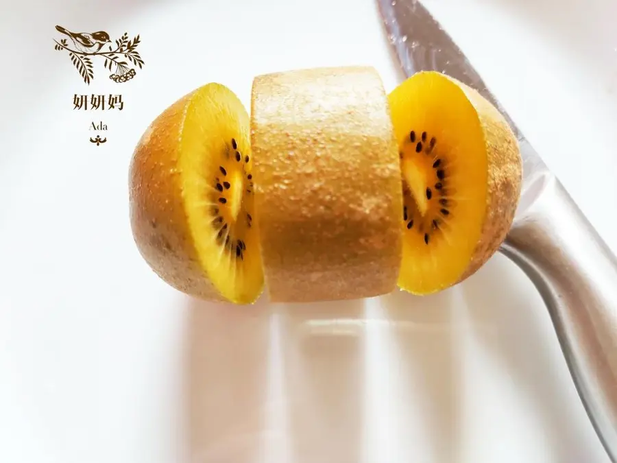 The golden kiwifruit plate is decorated with  flowers and is rich! step 0