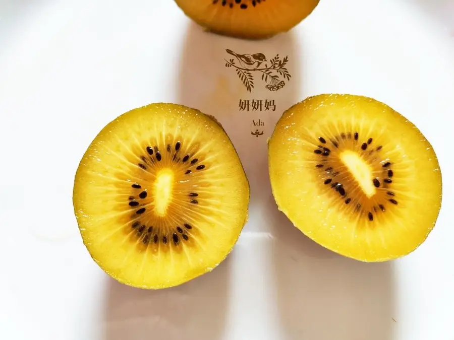 The golden kiwifruit plate is decorated with  flowers and is rich! step 0