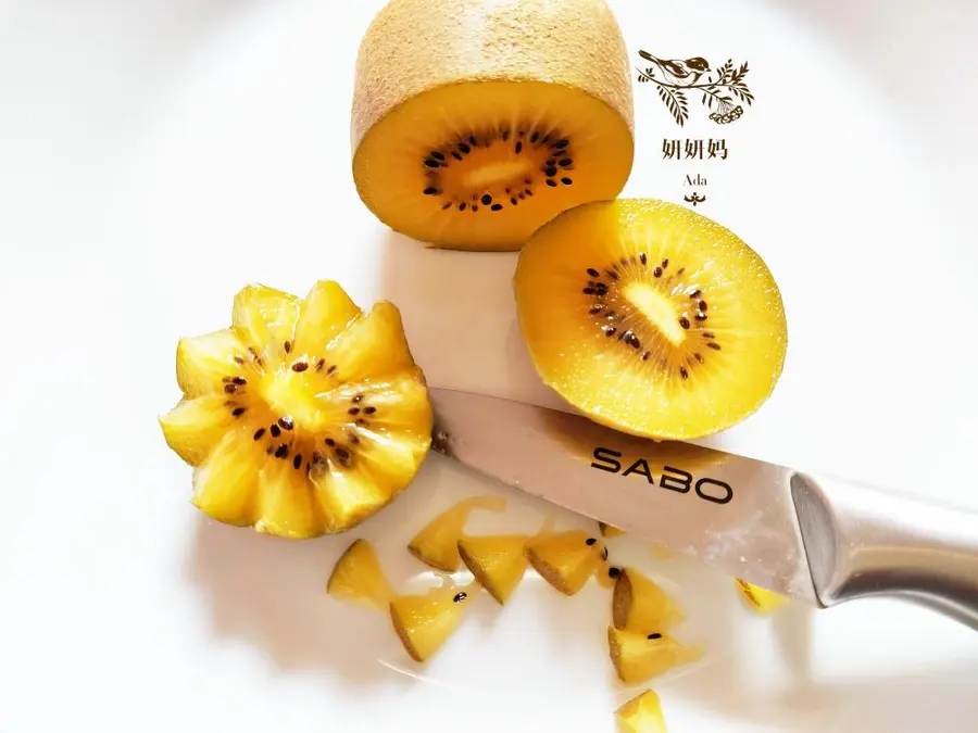 The golden kiwifruit plate is decorated with  flowers and is rich! step 0