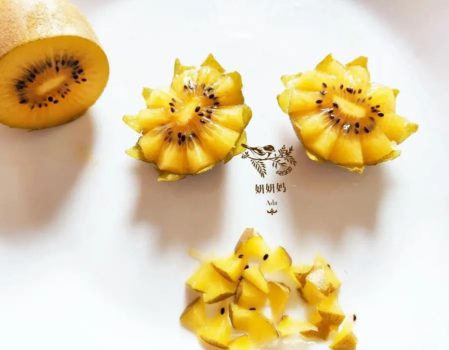 The golden kiwifruit plate is decorated with  flowers and is rich! step 0