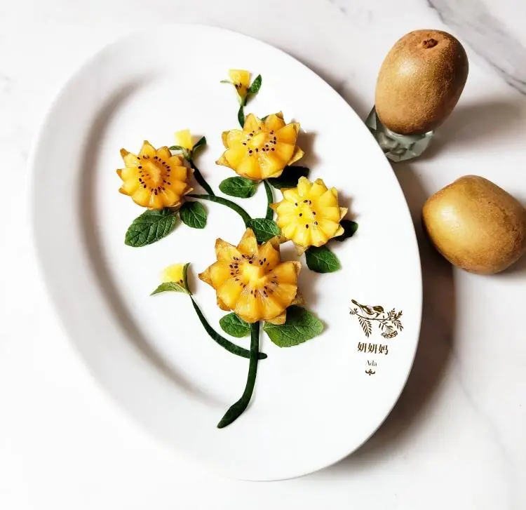 The golden kiwifruit plate is decorated with  flowers and is rich! step 0