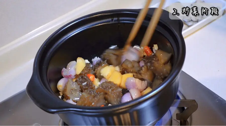 Oyster and sea cucumber chicken pot|A quick dish suitable for Chinese New Year's Eve rice step 0