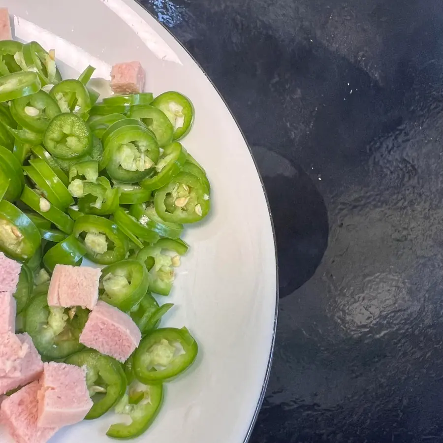 Green pepper, ham, corn - a home-cooked dish with super rice step 0