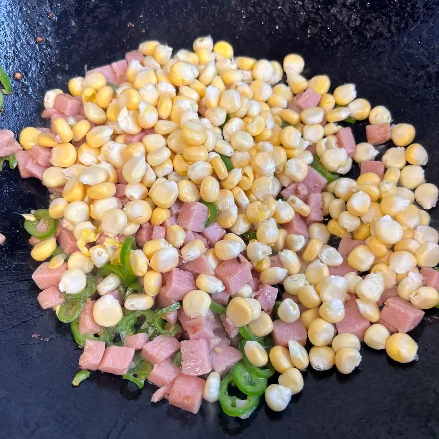 Green pepper, ham, corn - a home-cooked dish with super rice step 0