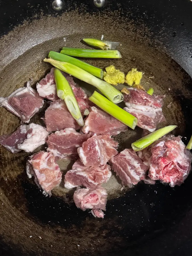 Home-cooked   pork ribs stewed with potatoes step 0