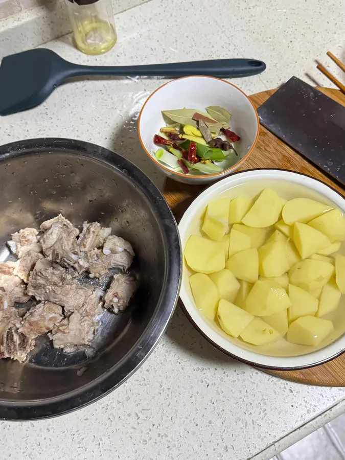 Home-cooked   pork ribs stewed with potatoes step 0