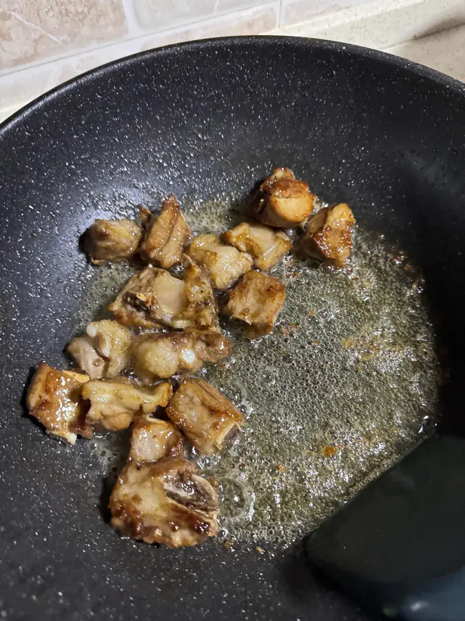 Home-cooked   pork ribs stewed with potatoes step 0