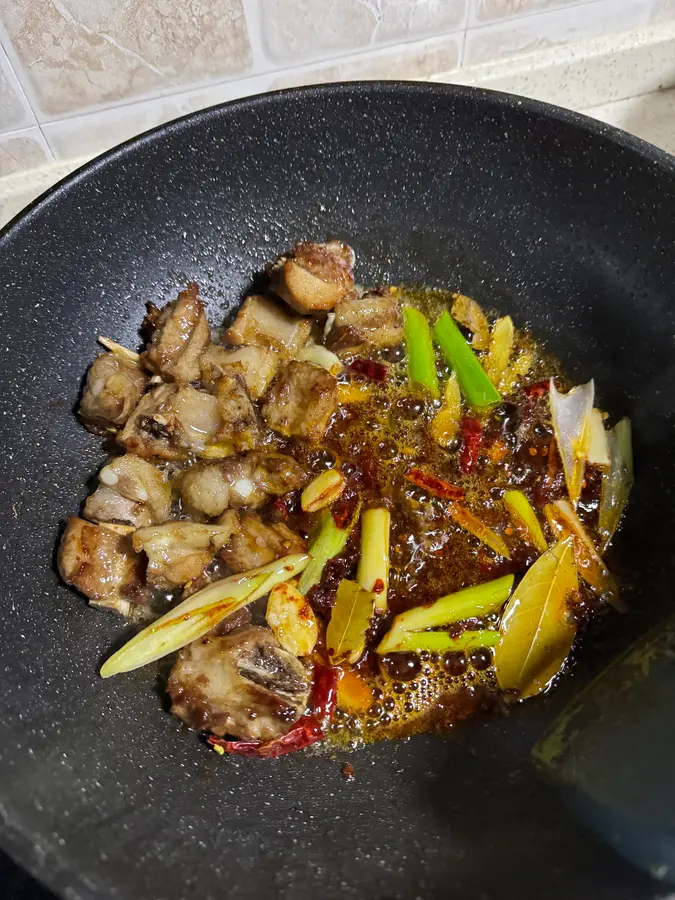 Home-cooked   pork ribs stewed with potatoes step 0