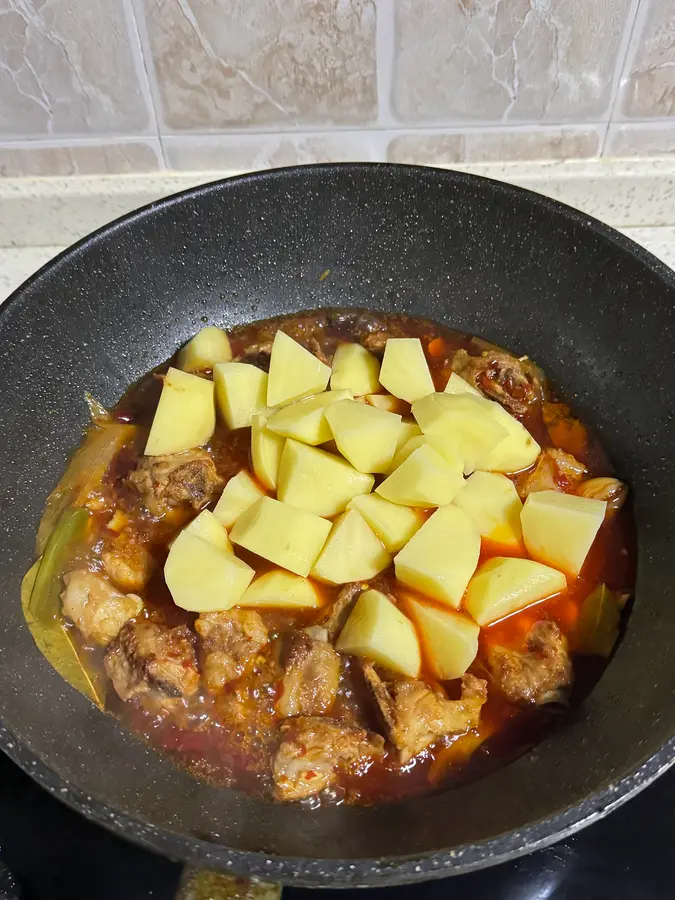 Home-cooked   pork ribs stewed with potatoes step 0