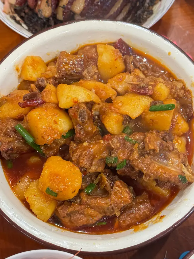 Home-cooked   pork ribs stewed with potatoes