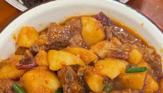 Home-cooked   pork ribs stewed with potatoes