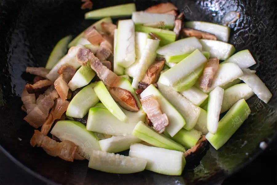 Gourd is burned like this in summer! Salty and fresh sweet, delicious and delicious  step 0