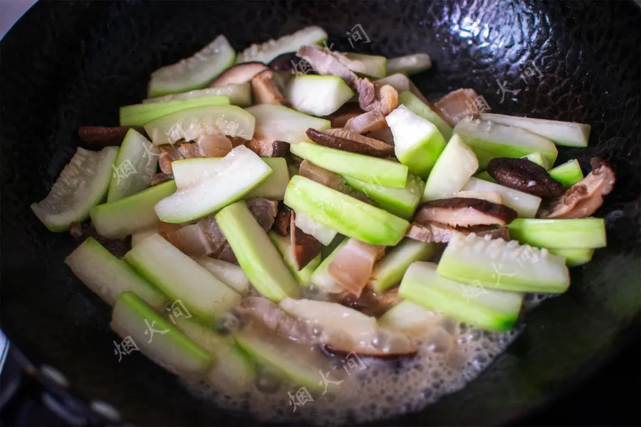 Gourd is burned like this in summer! Salty and fresh sweet, delicious and delicious  step 0