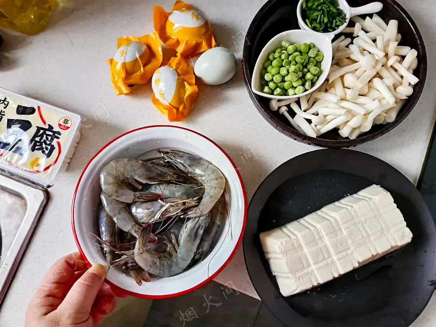 Fresh eyebrows! Salted egg yolk fresh shrimp tofu|Cook a pot in cold weather, warm the stomach and comfort step 0