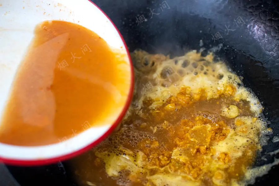 Fresh eyebrows! Salted egg yolk fresh shrimp tofu|Cook a pot in cold weather, warm the stomach and comfort step 0