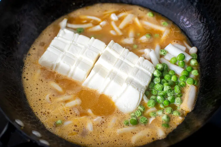 Fresh eyebrows! Salted egg yolk fresh shrimp tofu|Cook a pot in cold weather, warm the stomach and comfort step 0