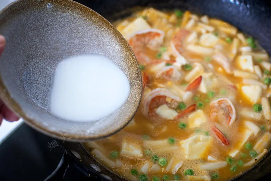 Fresh eyebrows! Salted egg yolk fresh shrimp tofu|Cook a pot in cold weather, warm the stomach and comfort step 0