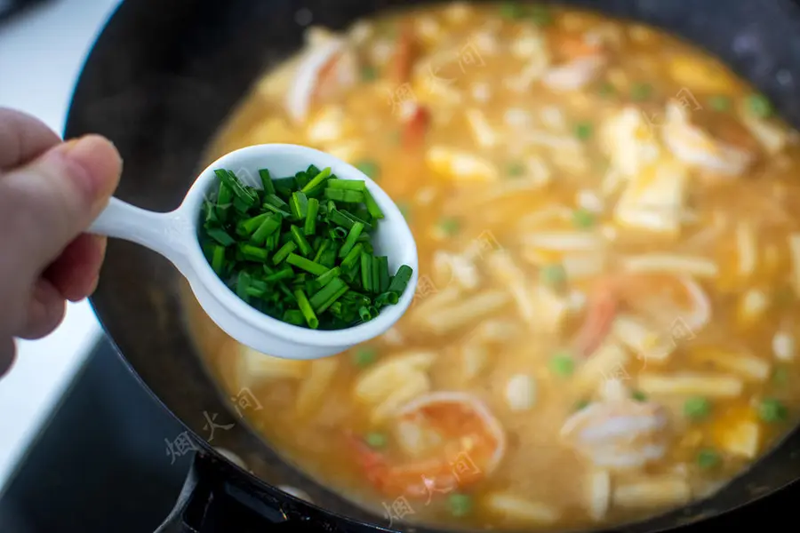 Fresh eyebrows! Salted egg yolk fresh shrimp tofu|Cook a pot in cold weather, warm the stomach and comfort step 0