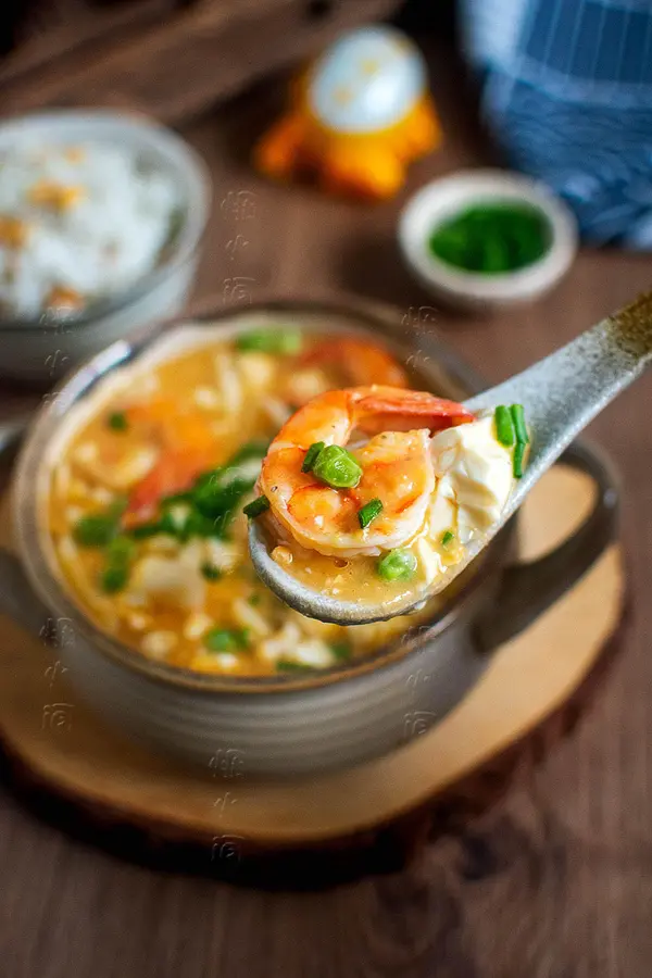 Fresh eyebrows! Salted egg yolk fresh shrimp tofu|Cook a pot in cold weather, warm the stomach and comfort step 0