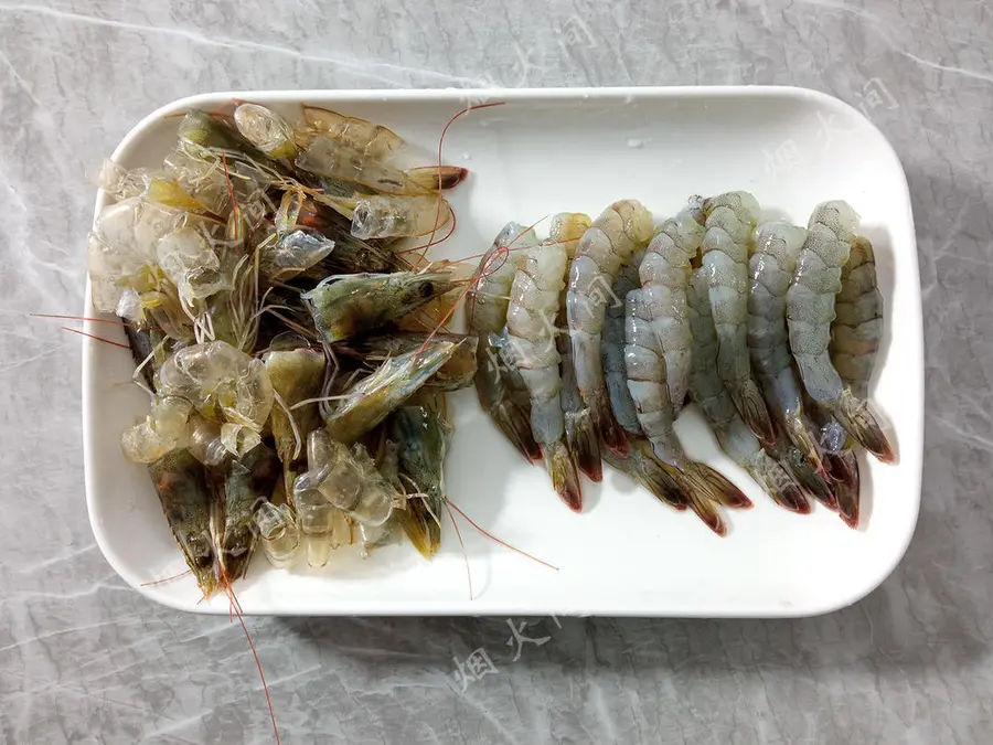 Fresh eyebrows! Salted egg yolk fresh shrimp tofu|Cook a pot in cold weather, warm the stomach and comfort step 0