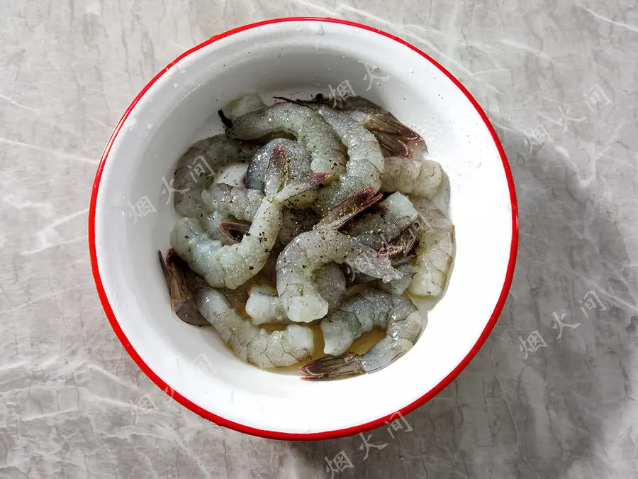 Fresh eyebrows! Salted egg yolk fresh shrimp tofu|Cook a pot in cold weather, warm the stomach and comfort step 0