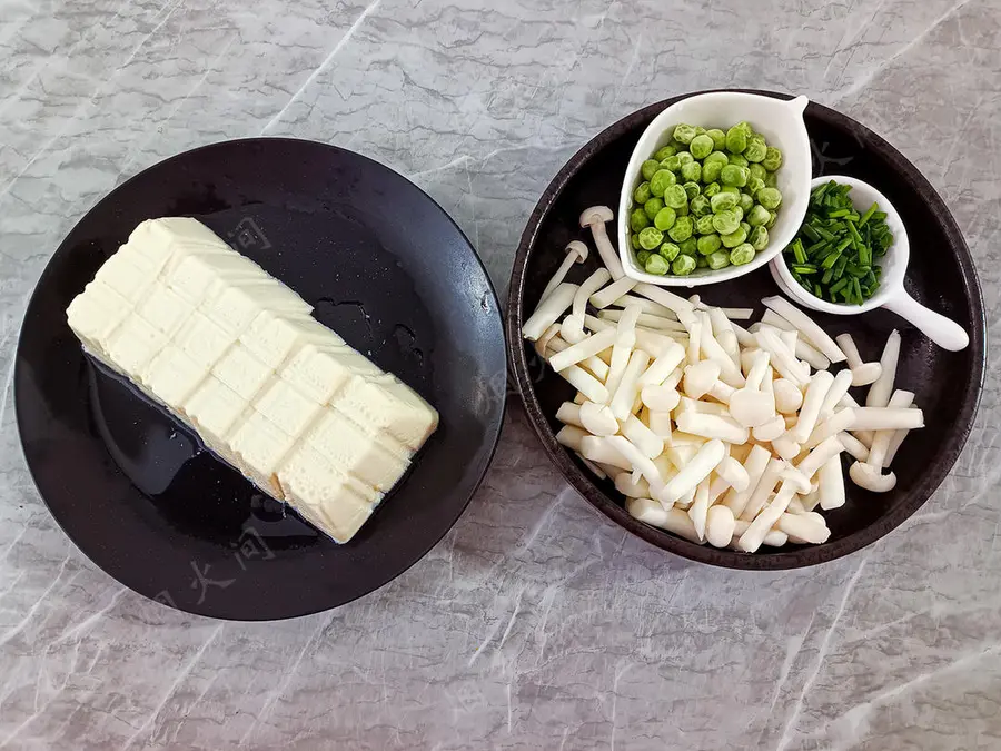 Fresh eyebrows! Salted egg yolk fresh shrimp tofu|Cook a pot in cold weather, warm the stomach and comfort step 0