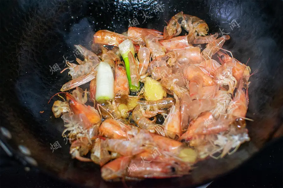 Fresh eyebrows! Salted egg yolk fresh shrimp tofu|Cook a pot in cold weather, warm the stomach and comfort step 0