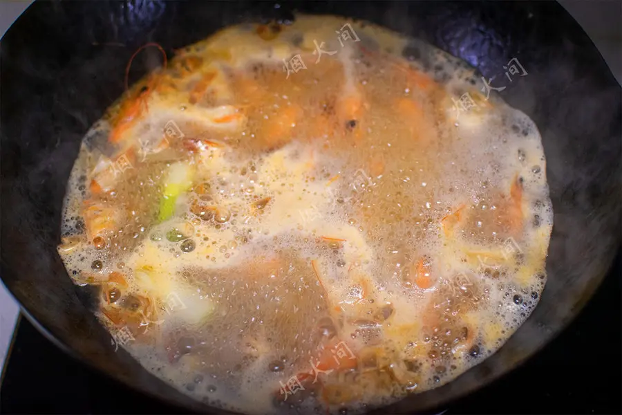 Fresh eyebrows! Salted egg yolk fresh shrimp tofu|Cook a pot in cold weather, warm the stomach and comfort step 0